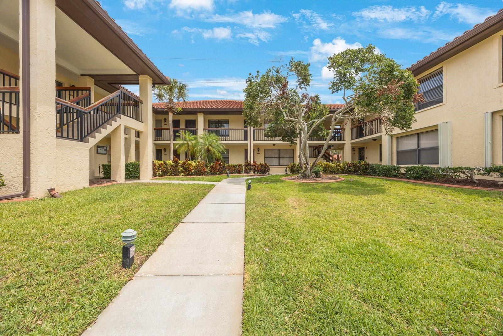 Photo one of 404 Hammock Pine Blvd # 404 Clearwater FL 33761 | MLS TB8381247