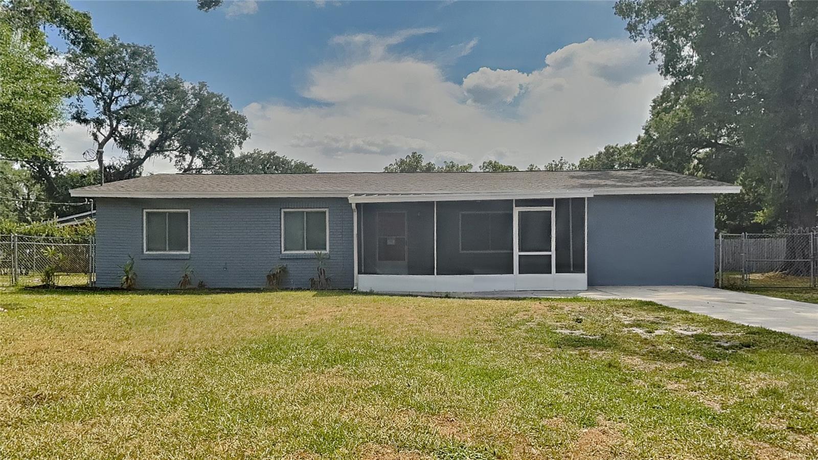 Photo one of 2105 Oakview Ln Plant City FL 33566 | MLS TB8381530