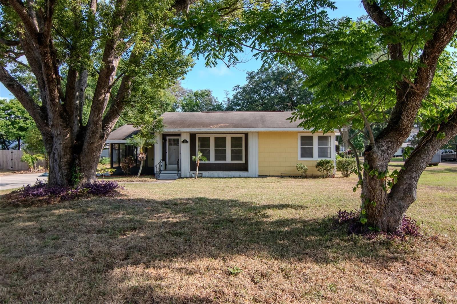 Photo one of 108 E Morgan St Brandon FL 33510 | MLS TB8383311