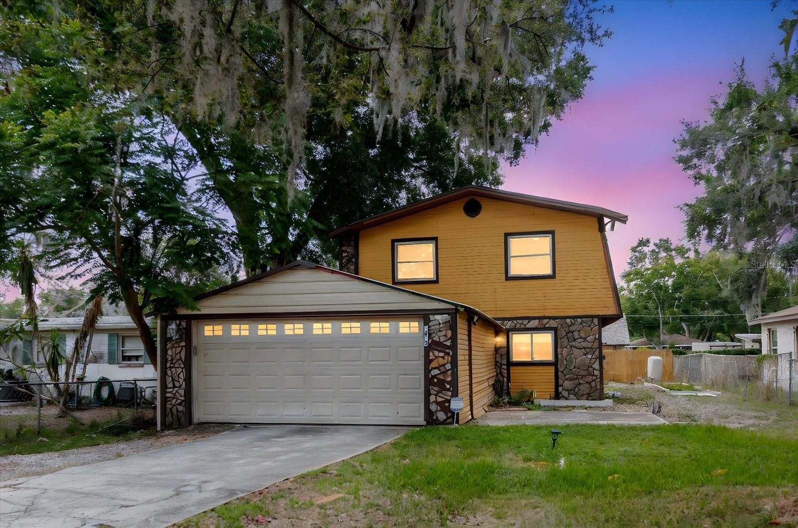 Photo one of 1010 Oakhill St Seffner FL 33584 | MLS TB8383547