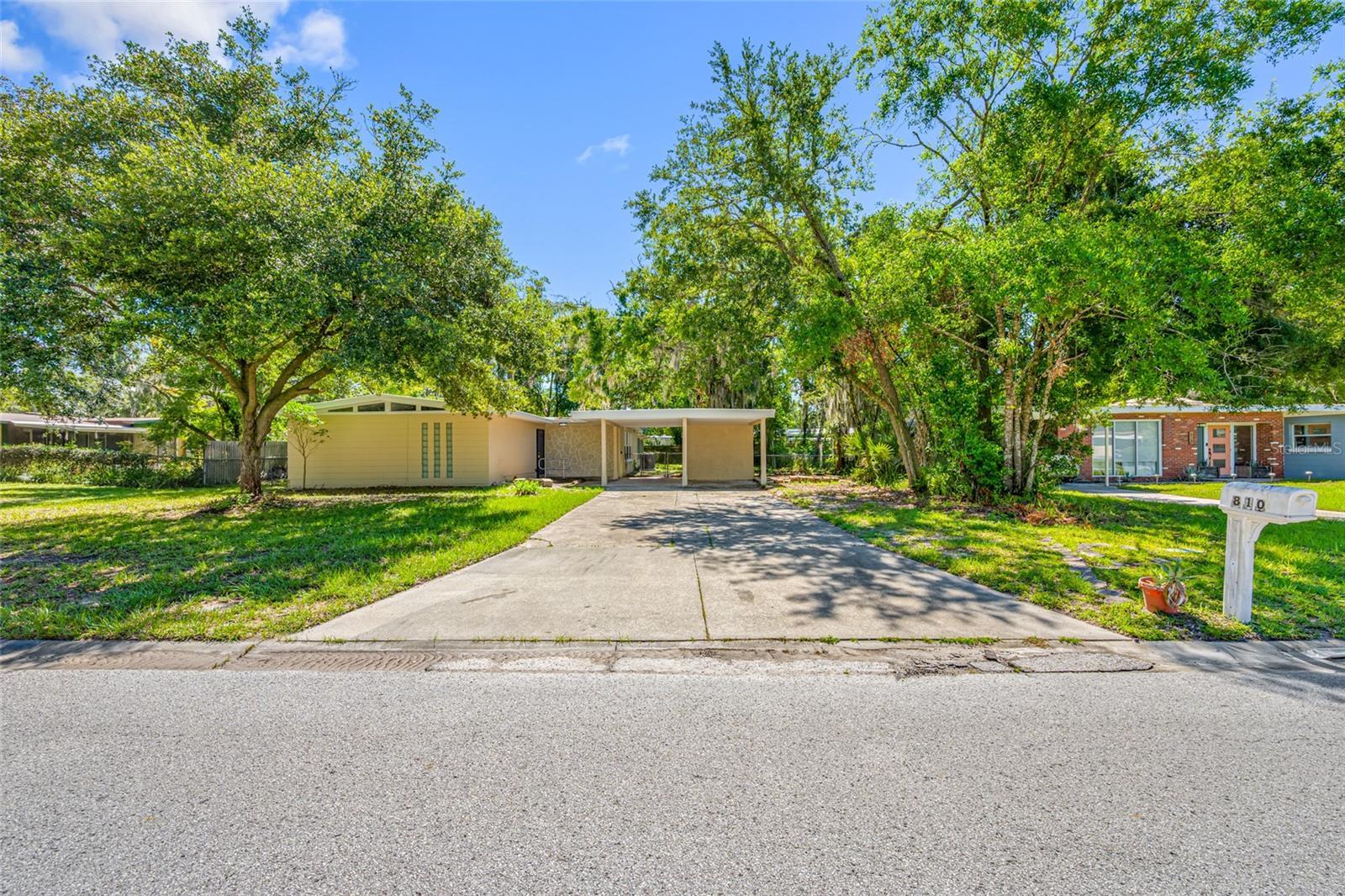 Photo one of 810 W River Dr Temple Terrace FL 33617 | MLS TB8383517