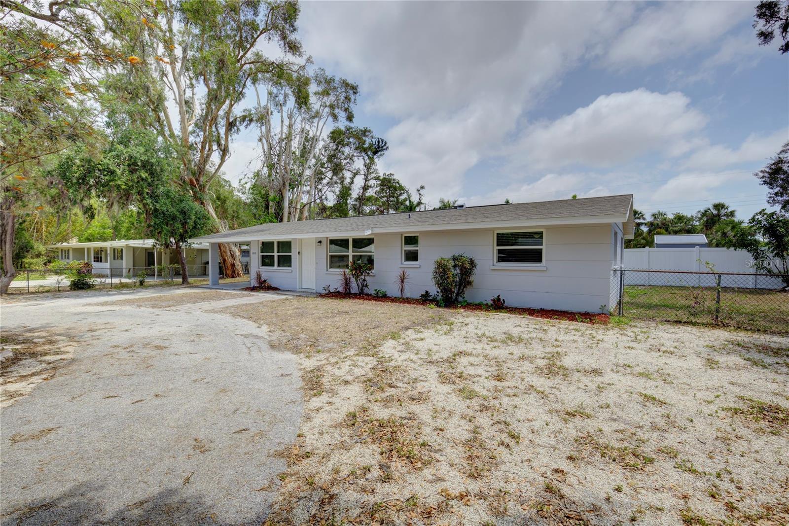 Photo one of 2608 Browning St Sarasota FL 34237 | MLS TB8384230