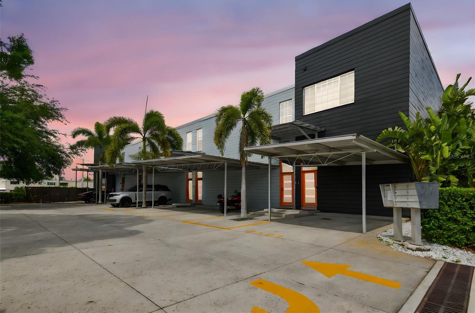 Photo one of 2505 W Azeele St Tampa FL 33609 | MLS TB8385905