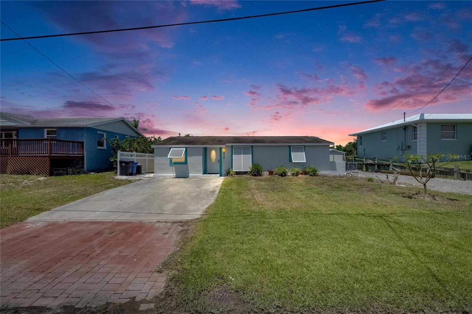 Photo one of 825 Seabreeze Dr Ruskin FL 33570 | MLS TB8386254