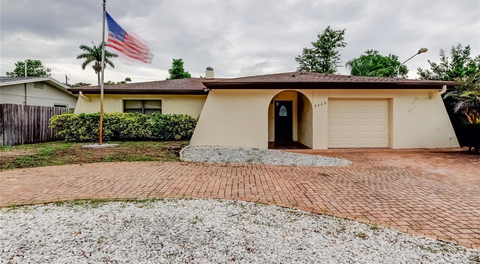 Photo one of 6409 41St N Ave St Petersburg FL 33709 | MLS TB8391919