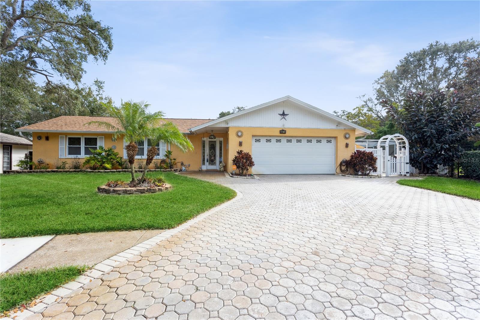 Photo one of 1807 Oak Forest S Dr Clearwater FL 33759 | MLS U8224432