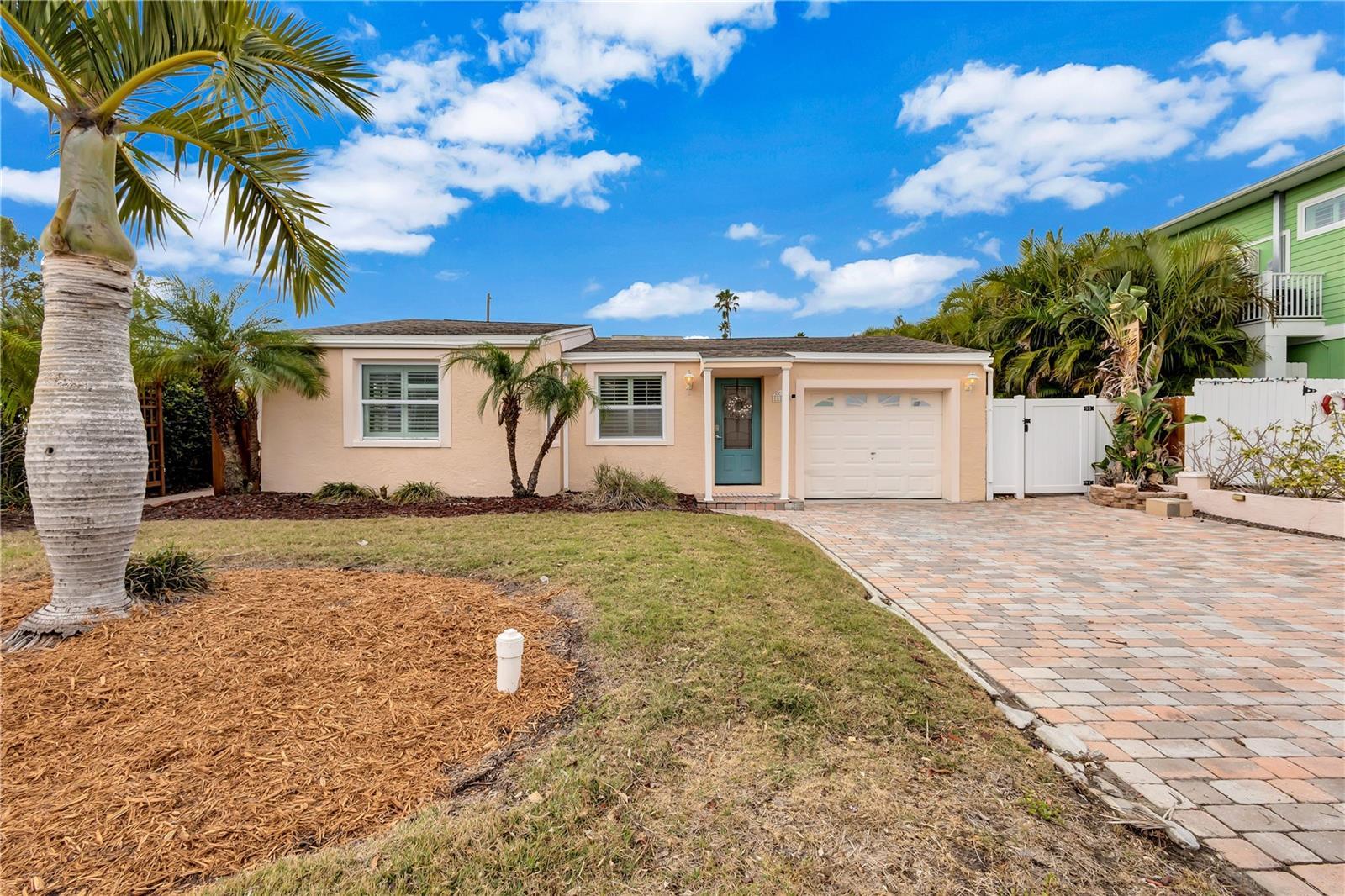 Photo one of 16110 3Rd E St Redington Beach FL 33708 | MLS U8224871