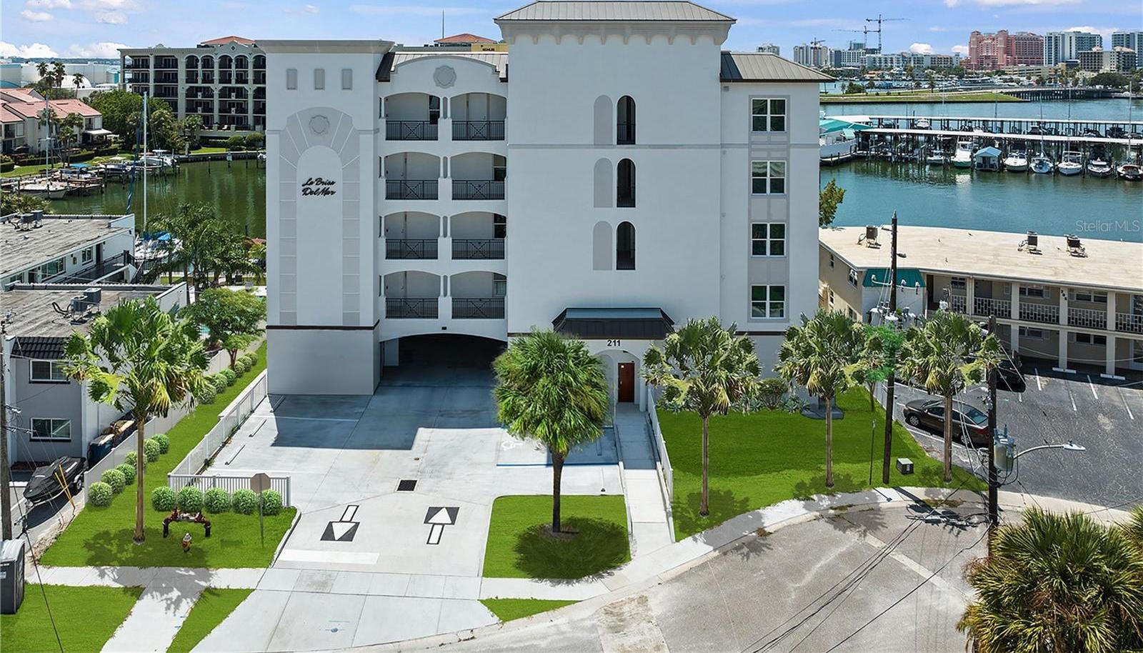 Photo one of 211 Dolphin Pt # 203 Clearwater FL 33767 | MLS U8234998