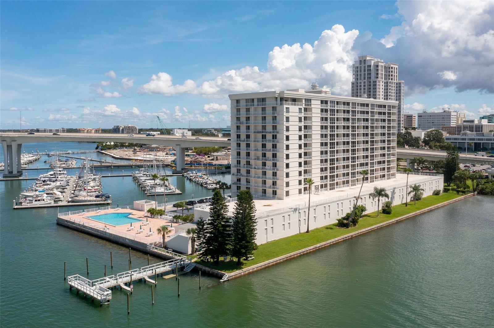 Photo one of 100 Pierce St # 1010 Clearwater FL 33756 | MLS U8237104