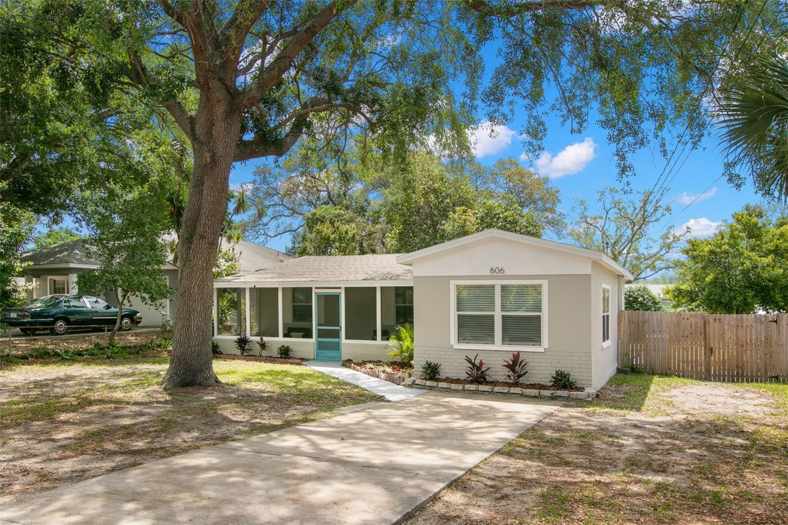 Photo one of 606 E Center St Tarpon Springs FL 34689 | MLS U8237322