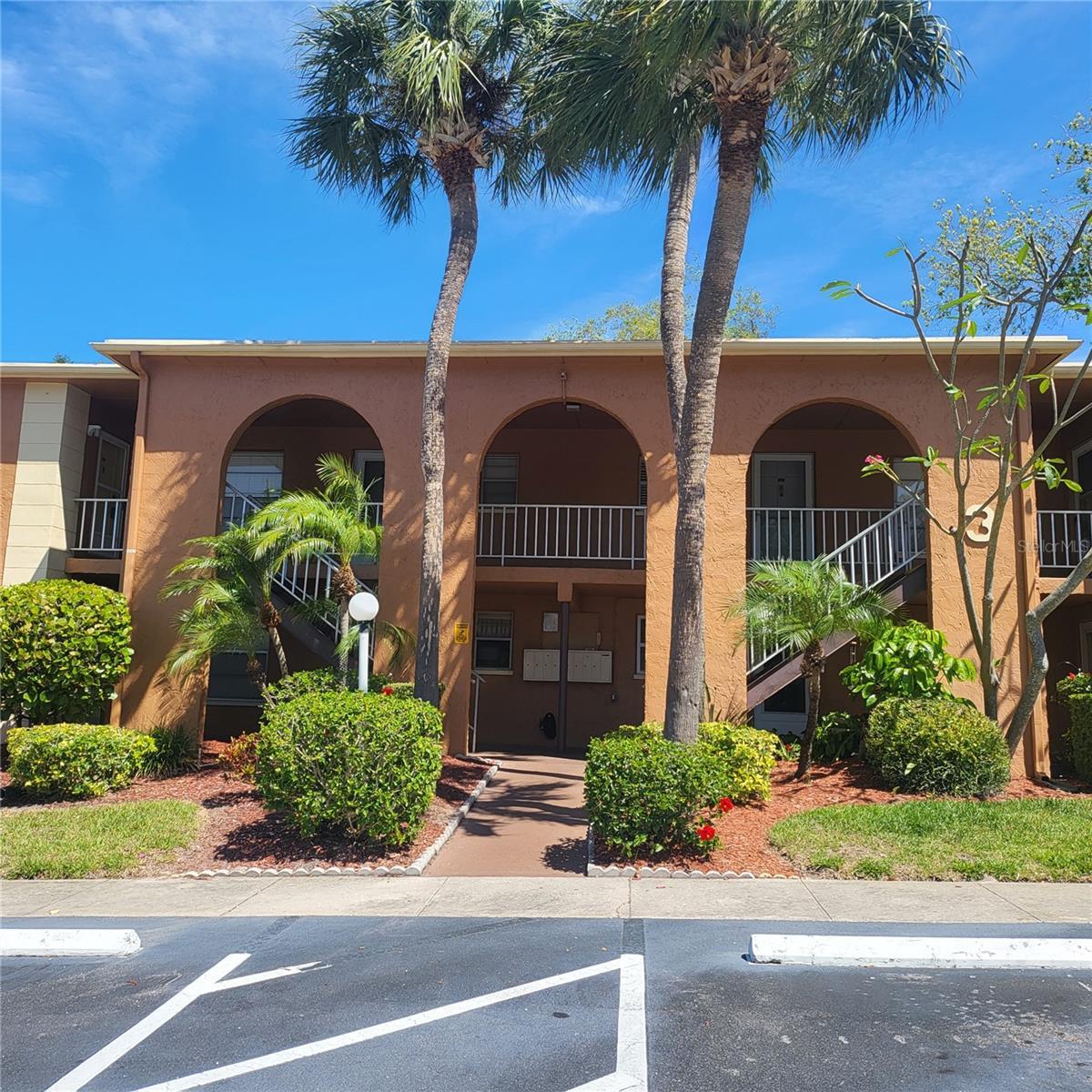 Photo one of 12760 Indian Rocks Rd # 306 Largo FL 33774 | MLS U8238083