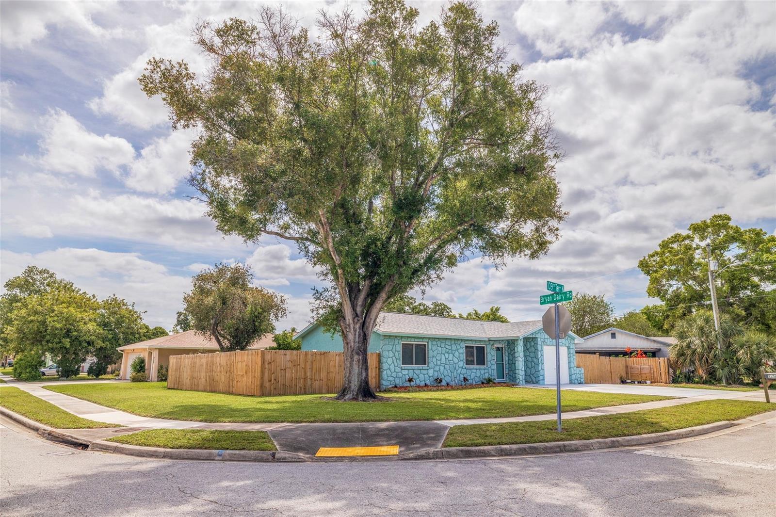 Photo one of 9176 Bryan Dairy Rd Seminole FL 33777 | MLS U8238177