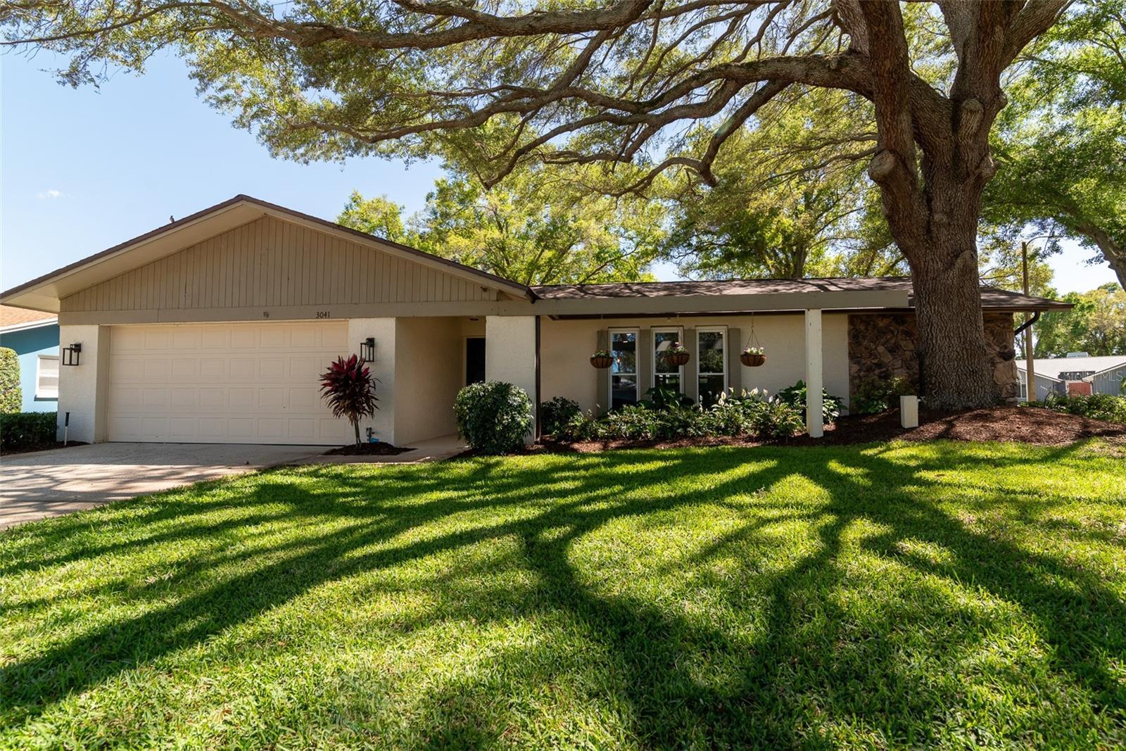 Photo one of 3041 Cascade Dr Clearwater FL 33761 | MLS U8238366