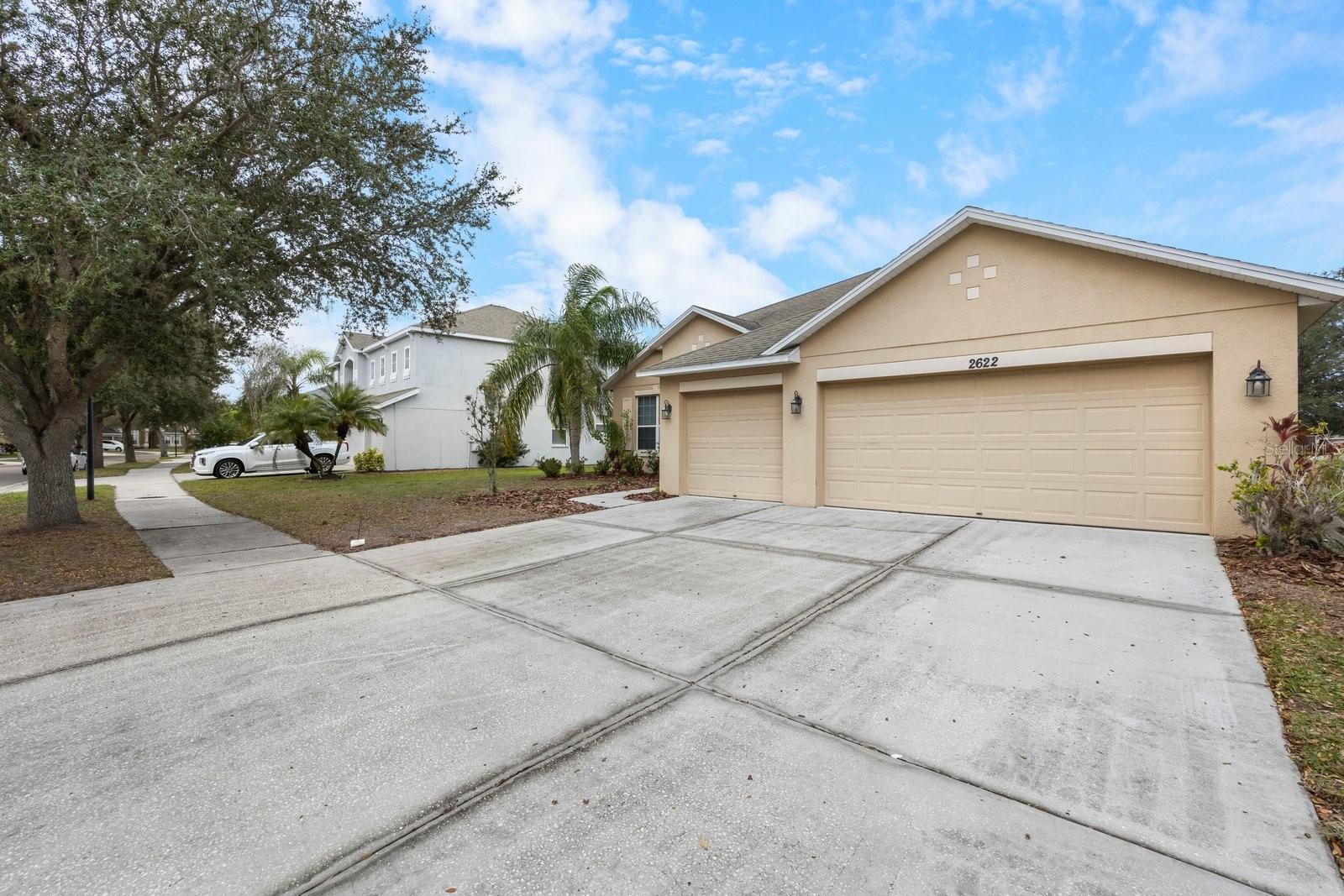 Photo one of 2622 Yukon Cliff Dr Ruskin FL 33570 | MLS U8238496