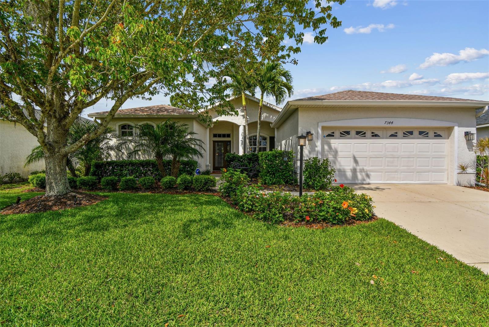 Photo one of 7344 Arrowhead Run Lakewood Ranch FL 34202 | MLS W7863192