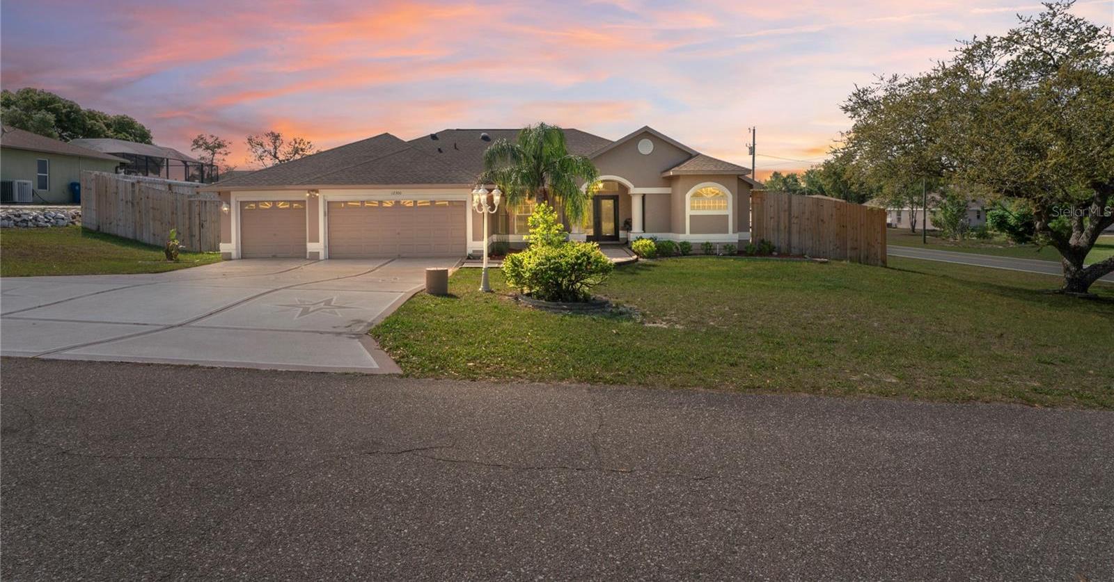 Photo one of 12300 Drake Ln Spring Hill FL 34609 | MLS W7874107
