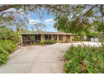 Charming home featuring a spacious driveway and a welcoming screened-in porch at 2885 Arrowhead Rd, Venice, FL 34293
