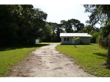 Photo one of 285 S Oxford Dr Englewood FL 34223 | MLS D6134386