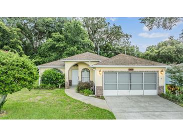 One-story home with screened garage and landscaped yard at 6928 Stephens Path, Zephyrhills, FL 33542