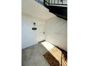 Apartment entrance featuring door to unit B21 at 3803 N Oak Dr # B21, Tampa, FL 33611